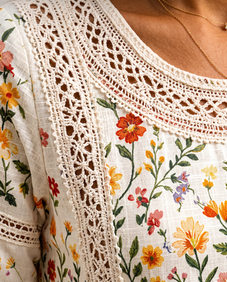Vilde | Blomstermønstret midi-kjole med hekling og trekvart ermer.