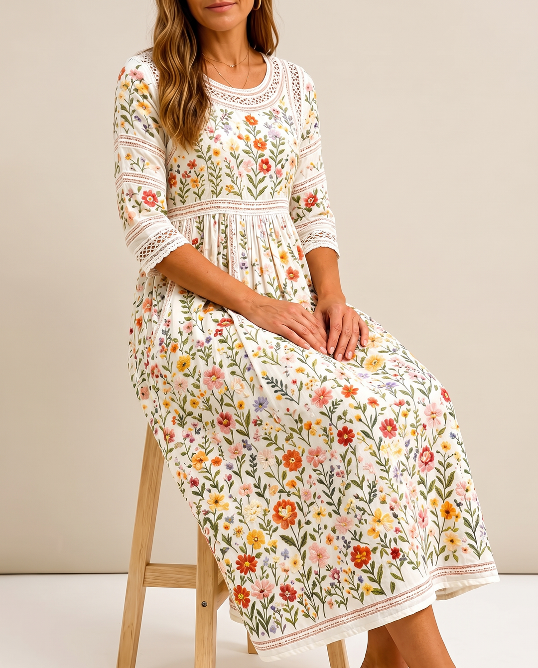 Vilde | Blomstermønstret midi-kjole med hekling og trekvart ermer.