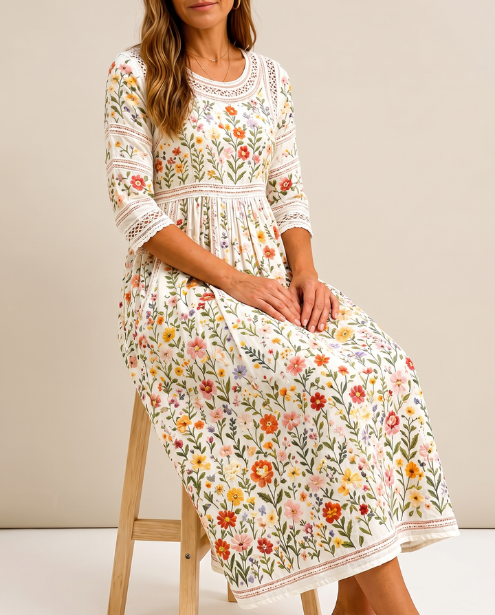 Vilde | Blomstermønstret midi-kjole med hekling og trekvart ermer.